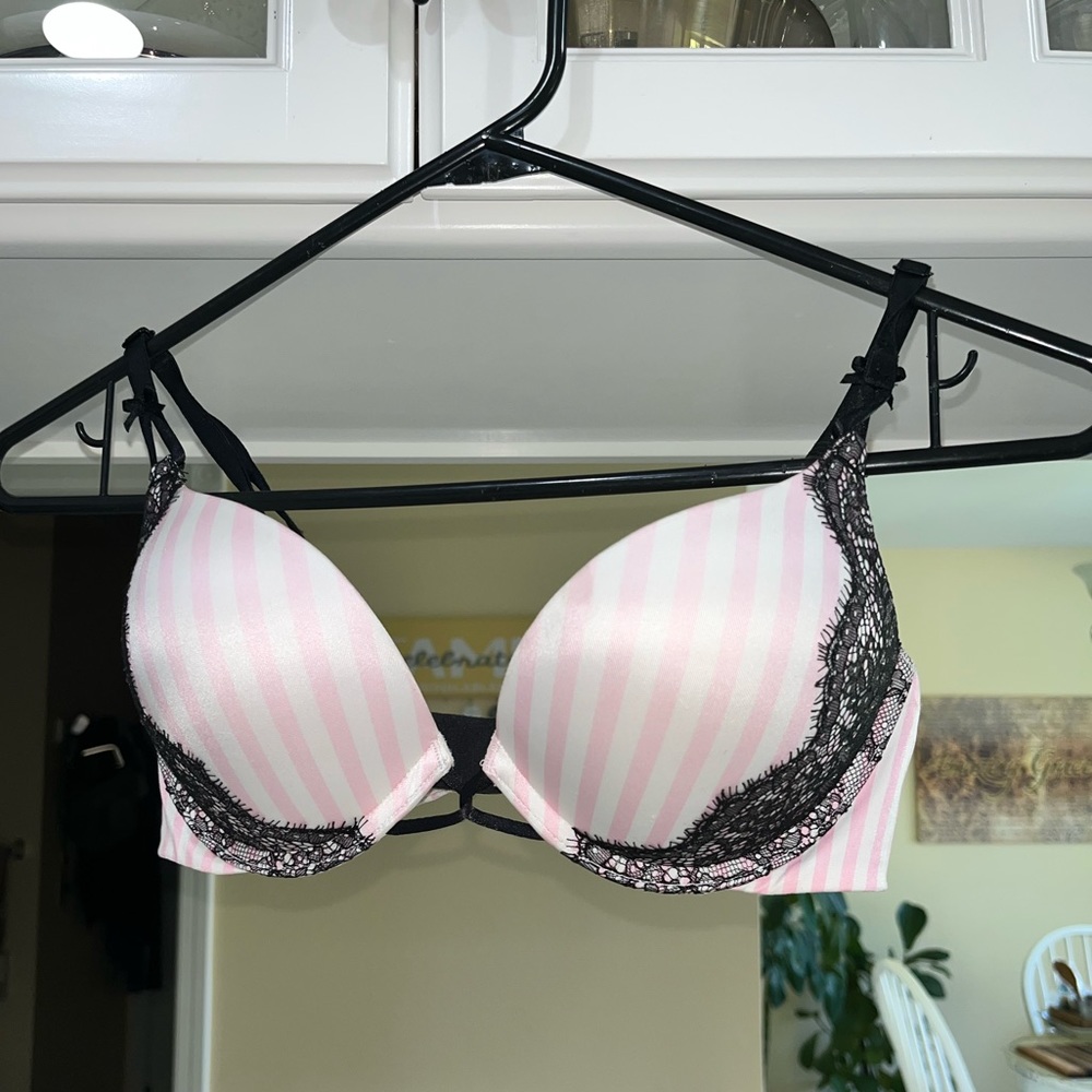 Victoria’s Secret Bombshell Plunge bra, size 34B